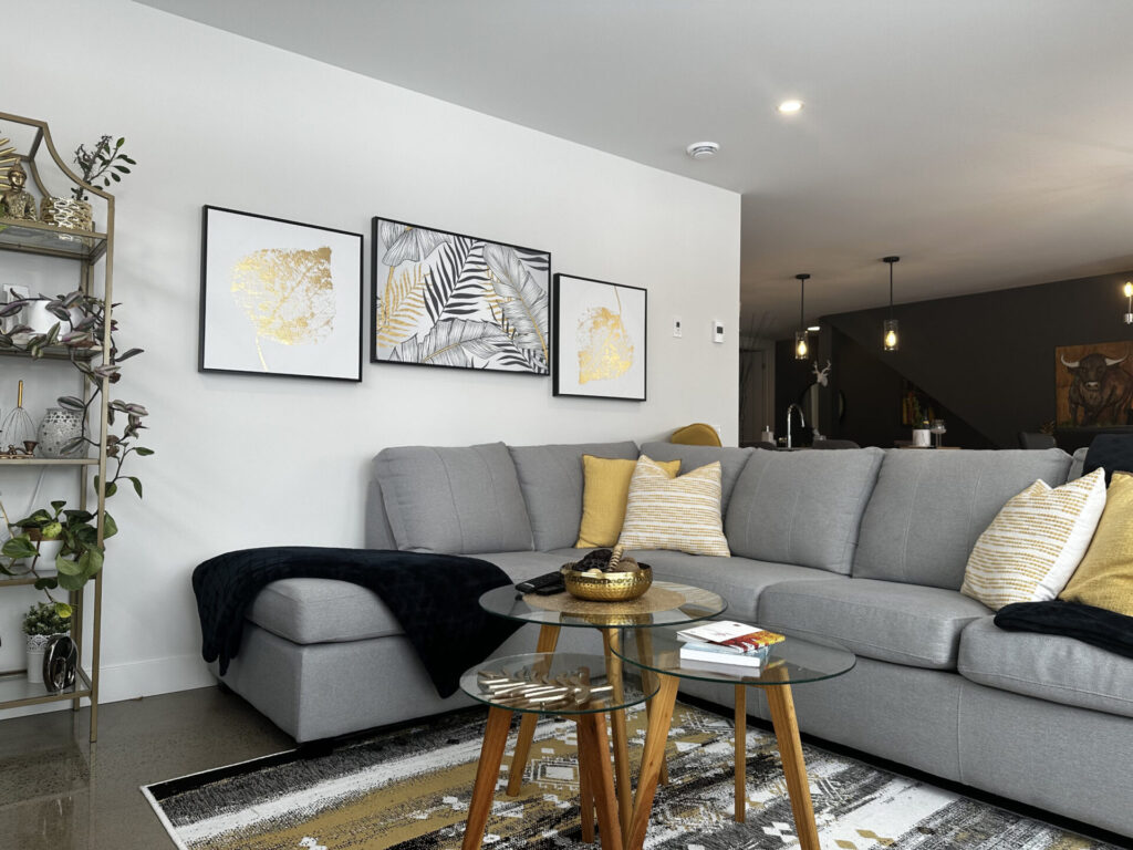 Photo du salon d'un des condos de Gestion Maybourg